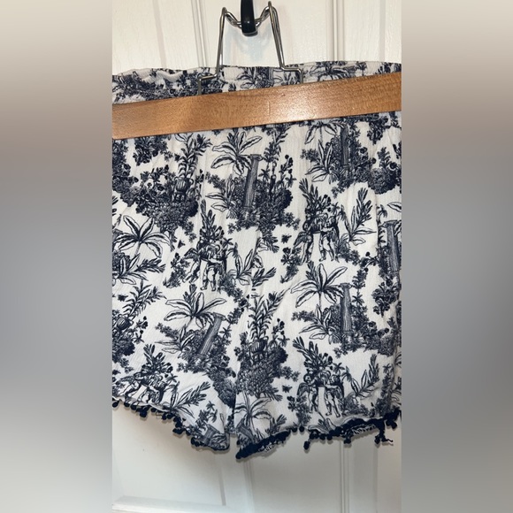 Roman Patterned Shorts - Picture 2 of 3